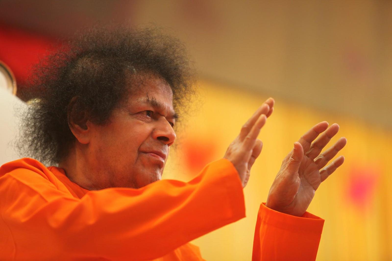 Сатьям это. Сатья САИ баба. Sathya Sai Baba. САИ баба индийский Святой. Сатья САИ баба благословение.