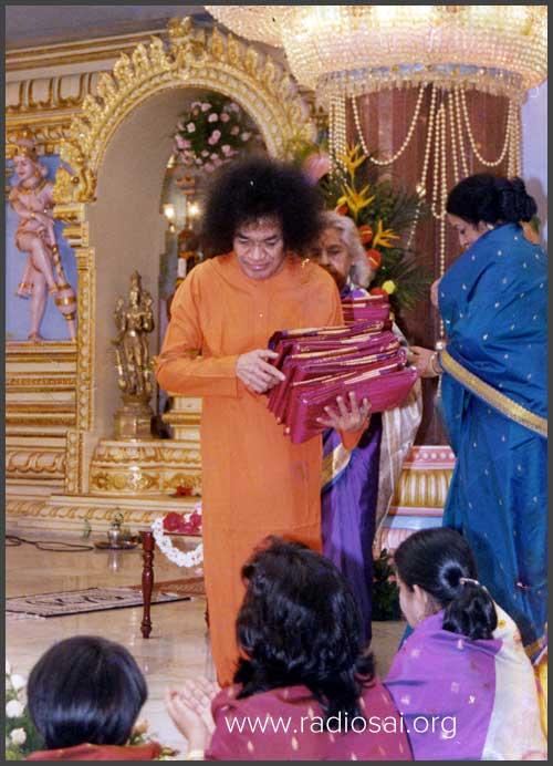 Soundarya-Krishnamurthy-with-sathya-sai-