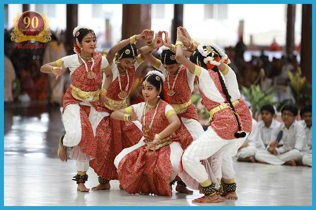 cultural-program-by-oman-students-at-prasanthi-nilayam.jpg