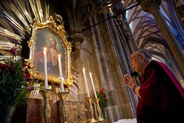 dalai-lama-meditating-before-Jesus.jpg