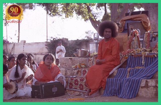 sathya-sai-baba-singing-with-devotees-sairam-shed (1).jpg