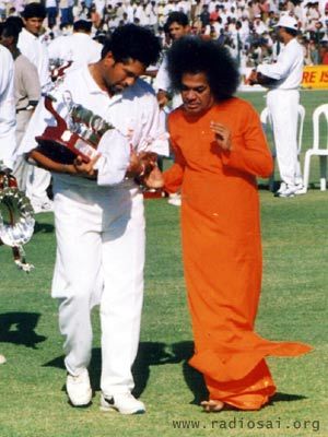 11-WithSachin.jpg.ea64ee8e482211f0e2a60f055ee3f820.jpg