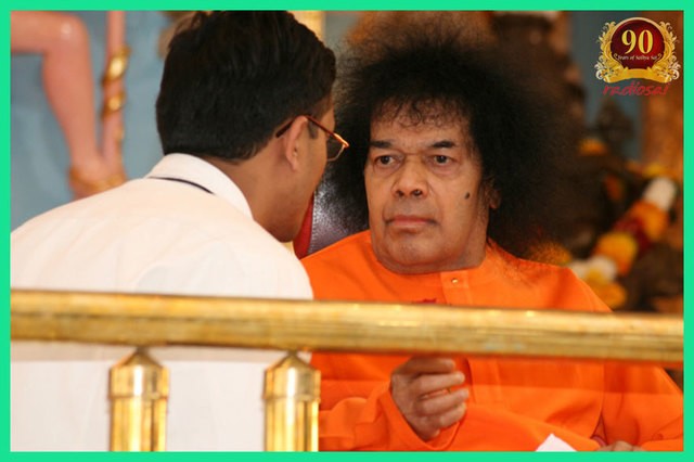 B.-Venugopal-with-sathya-sai-baba-2.thumb.jpg.31ab0598d21e6ecf78075245e23260f1.jpg