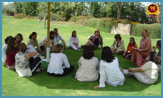 Carole-Alderman--Story-telling-with-group-at-training-in-Egypt.thumb.jpg.dd4b0a8c46029dc35cc488bbeeed9115.jpg