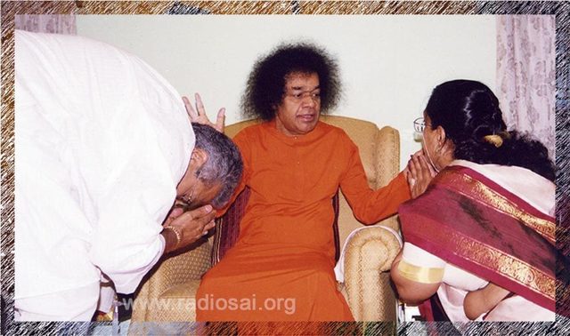 Mr-Naganand-Mrs.-Madhuri-Naganand-with-sathya-sai-baba-2.thumb.jpg.b6682faa6db8d8a43b1f0ffbdd228a89.jpg
