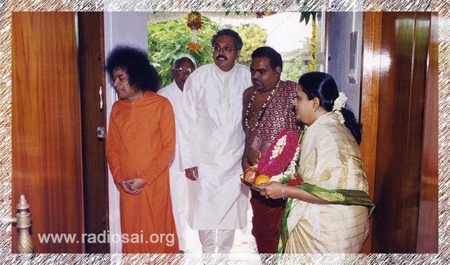 Mr-Naganand-Mrs.-Madhuri-Naganand-with-sathya-sai-baba-3.thumb.jpg.d582a6a4d017eb6a1e23612380d5dae2.jpg