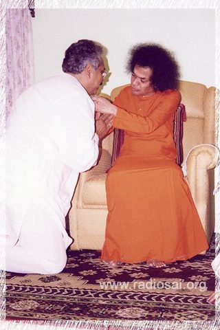 Mr-Naganand-Mrs.-Madhuri-Naganand-with-sathya-sai-baba-4.thumb.jpg.6080dc14019c6bf300848c3f5300b19b.jpg