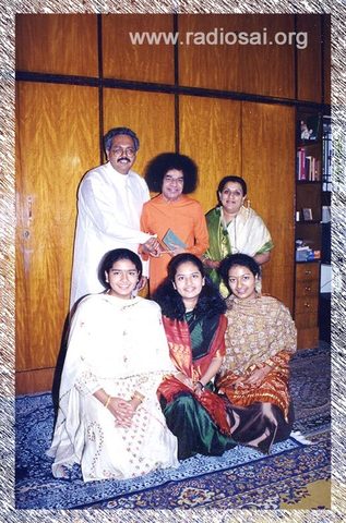 Mr-Naganand-Mrs.-Madhuri-Naganand-with-sathya-sai-baba-with-family.thumb.jpg.f6c2ba12f91d1ee76a2efa888f19a7de.jpg