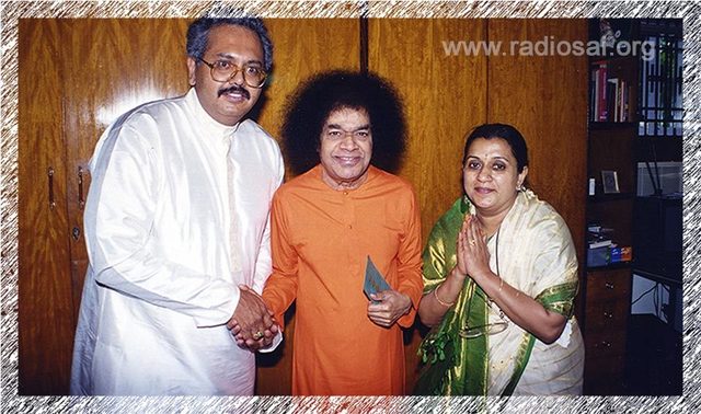 Mr-Naganand-Mrs.-Madhuri-Naganand-with-sathya-sai-baba.thumb.jpg.30880cbdddf97c4740f32ff3a7d28f2e.jpg