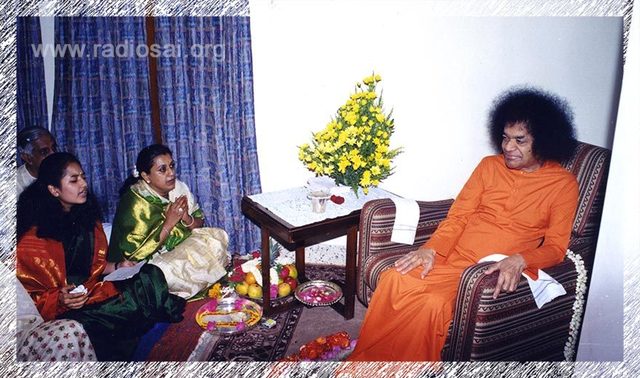 Mrs-Madhuri-Naganand-with-sathya-sai-baba-2.thumb.jpg.cf8a59b66a4c0e616b8d211c37f841be.jpg