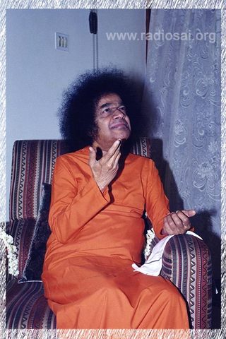sathya-sai-baba-at-mr-naganand-house.thumb.jpg.6e668d0f41565f1fb55e33360d53823d.jpg