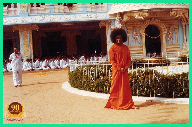 sathya-sai-baba-darshan-1982.thumb.jpg.4071faae8b6073f27148bde550fedcaa.jpg