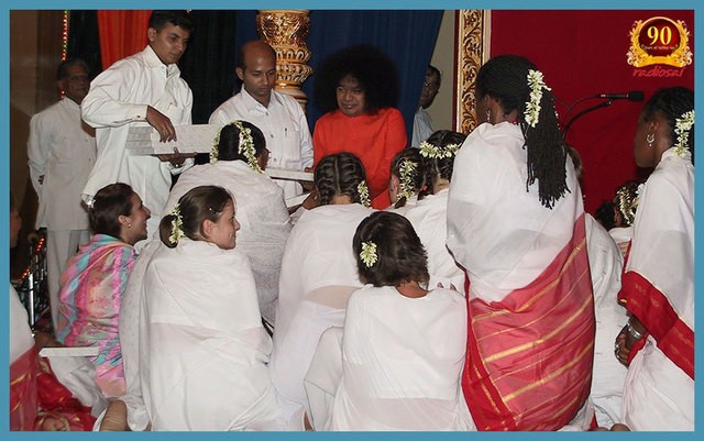 sathya-sai-baba-with-devotees.thumb.jpg.33e73aa9146e51e75c45ede0cc261a50.jpg