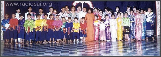 sathya-sai-baba-in-poorna-chandra-auditorium-with-balvikas-children-buddha-poornima.thumb.jpg.7af76721179dd7c80e3f2bd58f08cde8.jpg