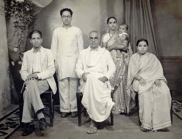 5a6439b1f0eb8_Semya_Ghandikota_1948_madras_do_togo_kak_nanna_uehala_v_Nyu-York_SSHA._Nanna_amma_derz-ded_b_SHri_Ghandikota_subrahmanya_shastri_i_babushka..thumb.jpg.0665810b447be3c9b7dec1efb1111e2d.jpg