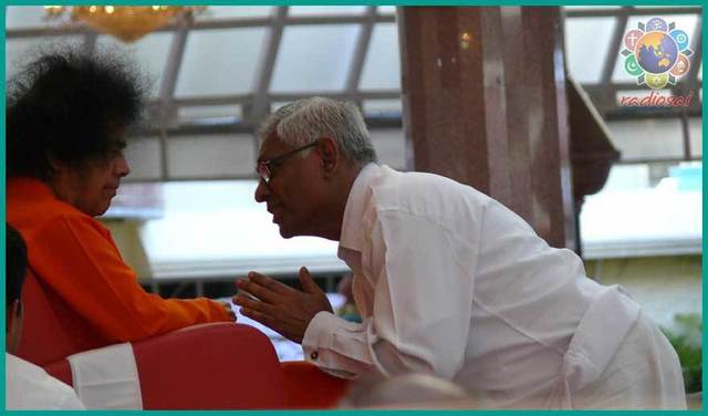 Mr.-Krishnadas-Eradi-with-sathya-sai-baba_(2).thumb.jpg.6e4b65f1f3cc246ab57def7c6fb5a631.jpg