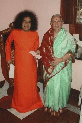 Swami_with_Amma_2005..thumb.jpg.f83144f90bc5d11e1c1cbb030863b2a2.jpg