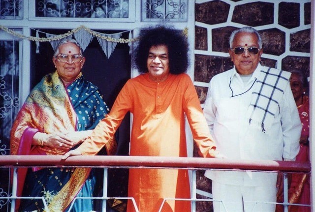 Swami_with_Amma_and_Nanna_in_Kodaikanal_1988..thumb.jpg.509296f567cdc2c4a8a4689be3f3cf0d.jpg