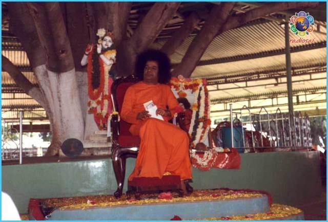 sathya-sai-baba-in-sairam-shed-brindavan.thumb.jpg.a1bb2ab628ff2b60c3a272866ea5c4a8.jpg