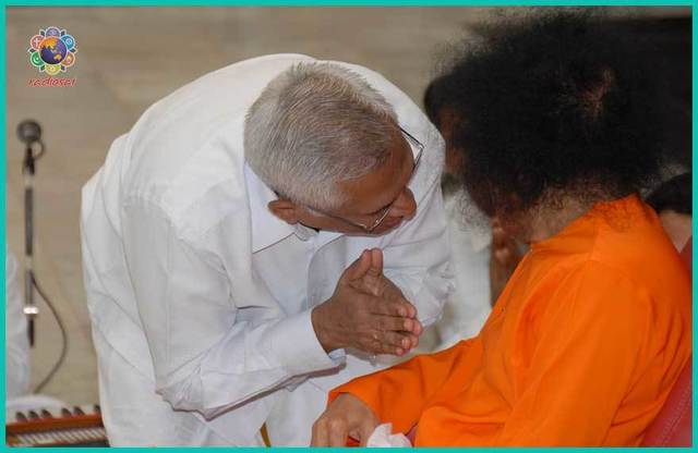 sathya-sai-baba-with-krishna-das-eradi.thumb.jpg.da533ff7cf0e6cc00402580b49dee4ae.jpg