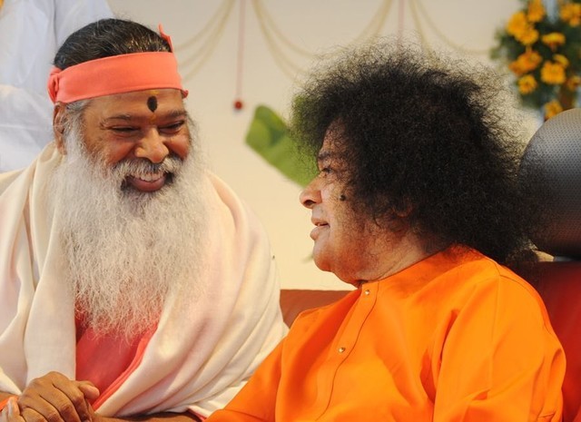 Sri-Sathya-Sai-Baba-and-Ganapathi-Satchitananda-Swami.jpg