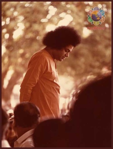 sathya-sai-baba-giving-darshan.thumb.jpg.93a4245a8309a3b2398c7c15b2e8cca1.jpg