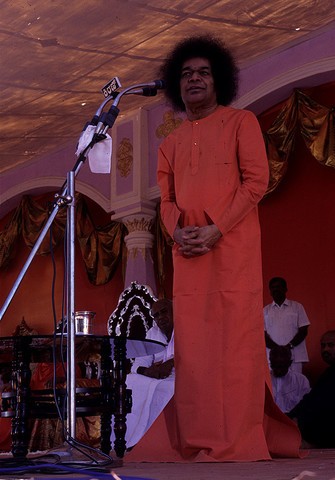 Sathya_Sai_Baba._Photo_Guy_Veloso_(www.guyveloso.com)..jpg