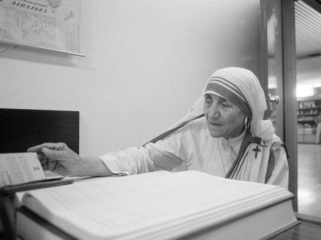mother-teresa-29.thumb.jpg.06977a556273264a72643a1184889d88.jpg