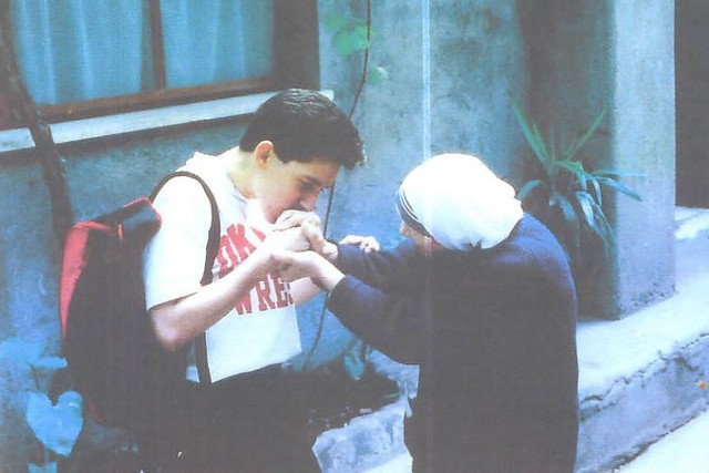 philip-tirone-kissing-the-hand-of-mother-teresa.thumb.jpg.999ac8b55dcf3d35a6d3b8e26b73c1cc.jpg