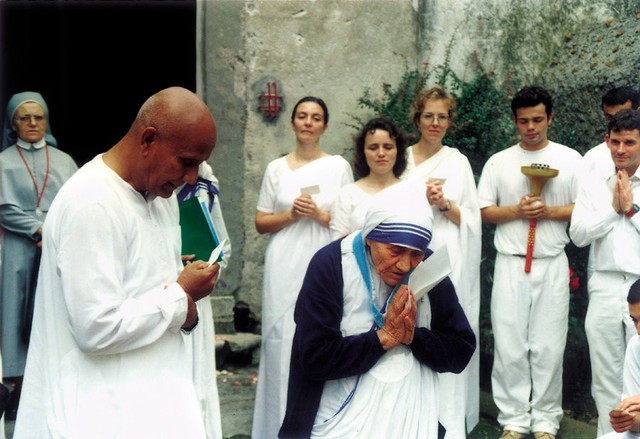 sri-chinmoy-praying-with-moder-teresa-in-rome-october-1994.thumb.jpg.00604265e26c772e8e4d64159de6c329.jpg