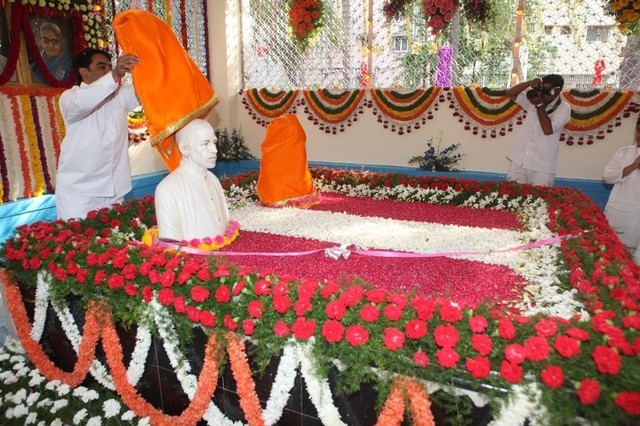 305661807_19OnMay52010SwamiinstalledtheIdolsofHisparentsintheSamadhi.thumb.jpg.feb57bed56e5c271e0a5e96b75d36bc5.jpg