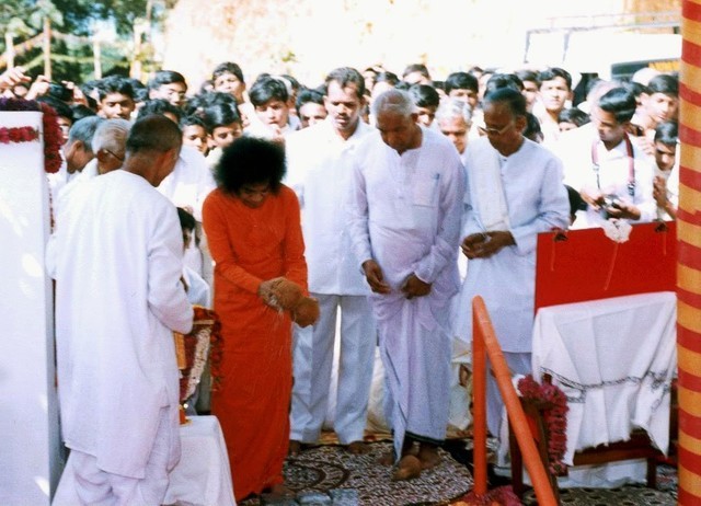 1519561922_January312001-SriSathyaSaiinauguratingtheSriSathyaSaiVidyaKendra.thumb.jpg.52e8e65cd4c62f3b5922e5b8df805fd5.jpg