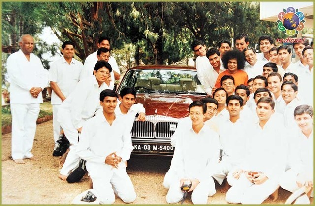 Humko-Tumse-Pyar-Kitna-sathya-sai-baba-with-students-6.thumb.jpg.34975c67de360fdc196f1a7be56ab6f8.jpg