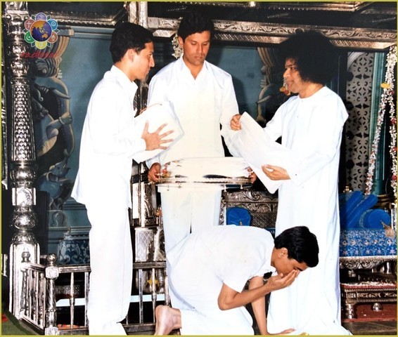 Humko-Tumse-Pyar-Kitna-sathya-sai-baba-with-students-S-Kumar.thumb.jpg.c7295d5a53fcedea6d2e8316b386348e.jpg