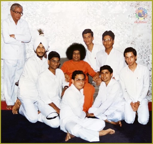 Humko-Tumse-Pyar-Kitna-sathya-sai-baba-with-students-S-Kumar2.thumb.jpg.5dd872fa4e85a4f62dced0e34abf6aef.jpg