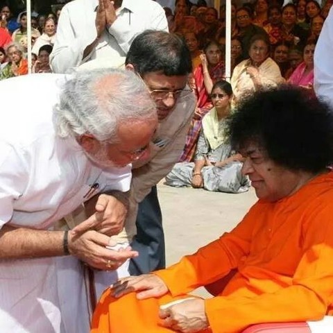 MODI ASKING BABA BLESSINGS ,HE GOT NOW HE BECAME PRIME MINISTER OF INDIA.jpg