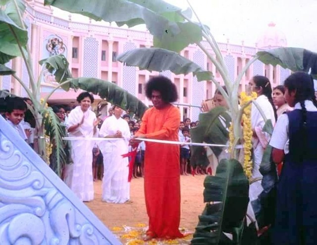 755953351_Puttaparthi-SriSathyaSaiPrimarySchoolInagurations1981.thumb.jpg.e5cad4ee0ce72e6948e809a898e10c91.jpg