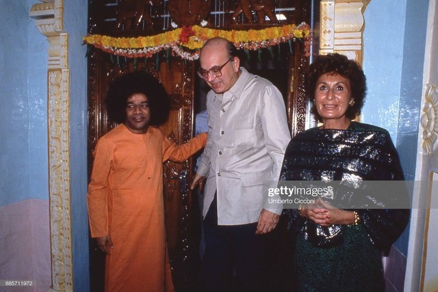 Prime Minister of Italy Bettino Craxi is with his wife Anna Craxi and Indian guru Sathya Sai Baba India 1986.jpg