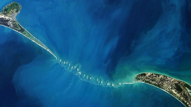 India-Sri-Lanka-Adam-Bridge-islands-sea-top-view-NASA_1600x900.jpg